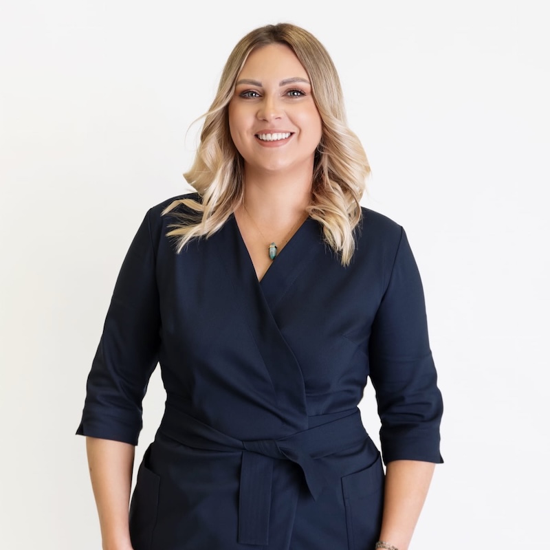 Jak wybrać idealny scrubs medyczny? 10 cech, które łączą modę z funkcjonalnością