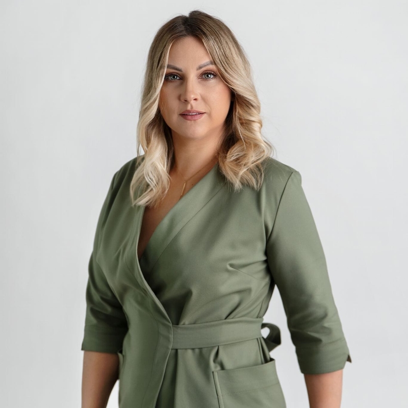 Komplety medyczne damskie – jak wybrać idealny uniform?