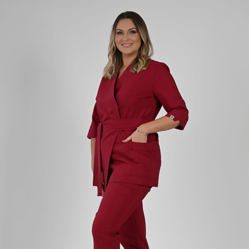 Bluza medyczna damska – jak wybrać idealny model w 2026 roku? Poradnik stylu i funkcjonalności