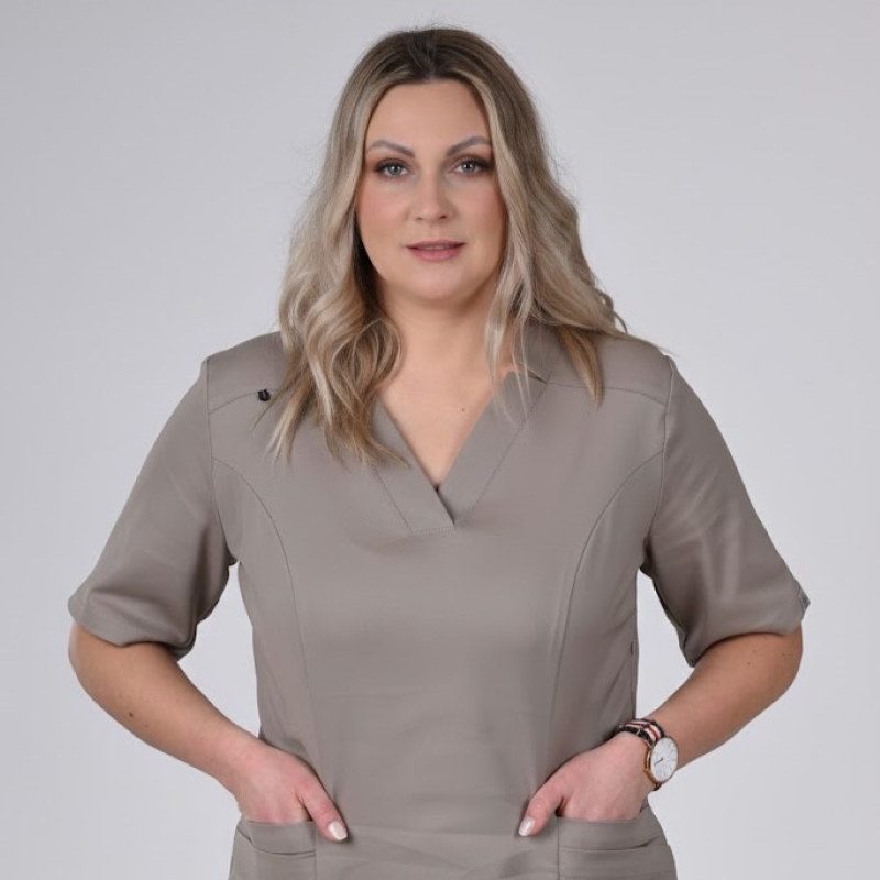 Bluzy medyczne damskie – ranking TOP 5 FLOWMED. Wybierz model dla swojej sylwetki