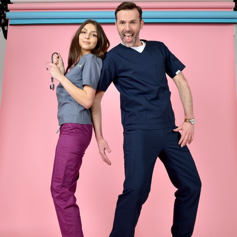 Kolory ubioru personelu medycznego – psychologia, trendy i profesjonalny wizerunek