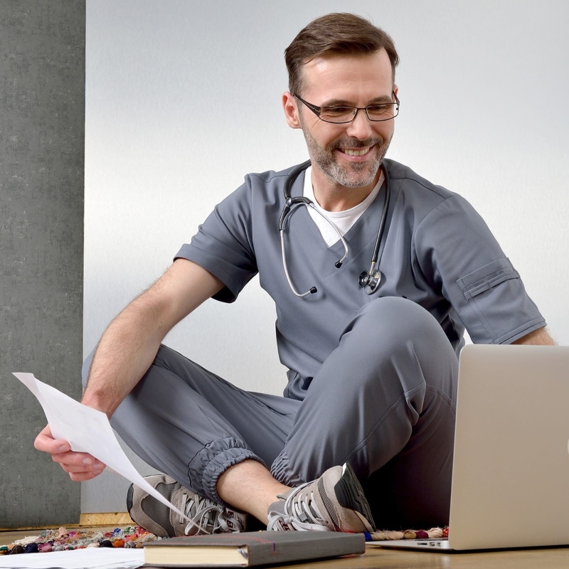 Odzież medyczna męska 2026 – styl, komfort i upcycling we Flowmed