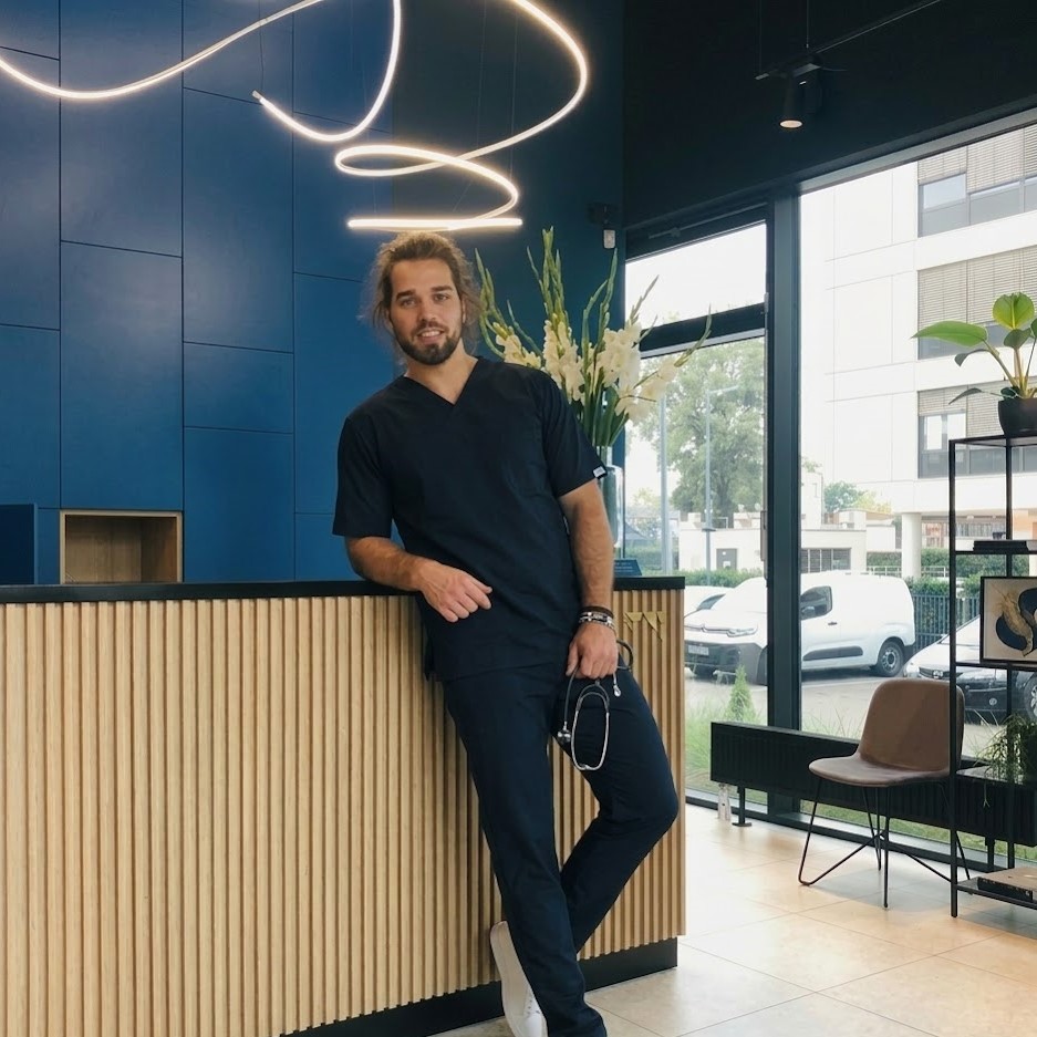 Spodnie medyczne męskie – jak wybrać krój łączący komfort z profesjonalnym stylem?