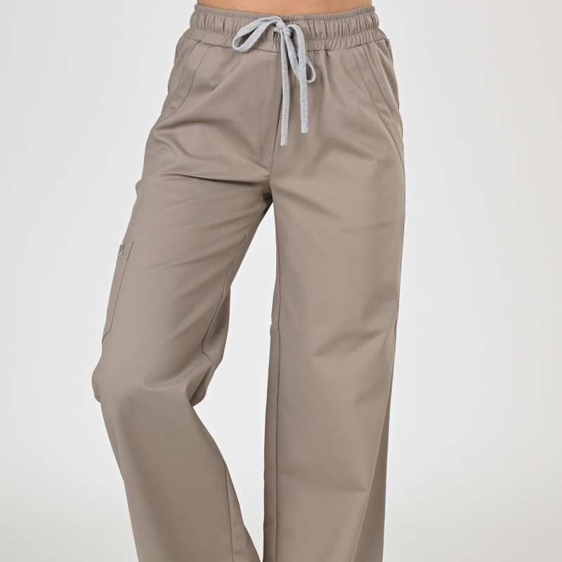 Spodnie medyczne damskie ze streczem – dlaczego to absolutny must-have w Twojej szafie?