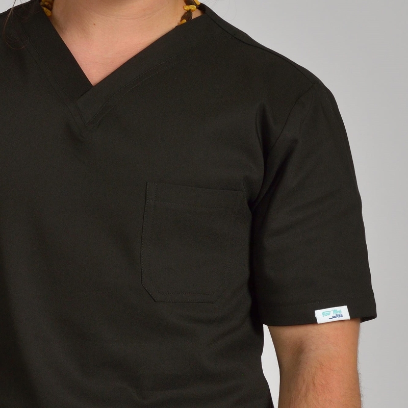 Bluzy medyczne męskie – jak wybrać model, który wytrzyma 12-godzinny dyżur?