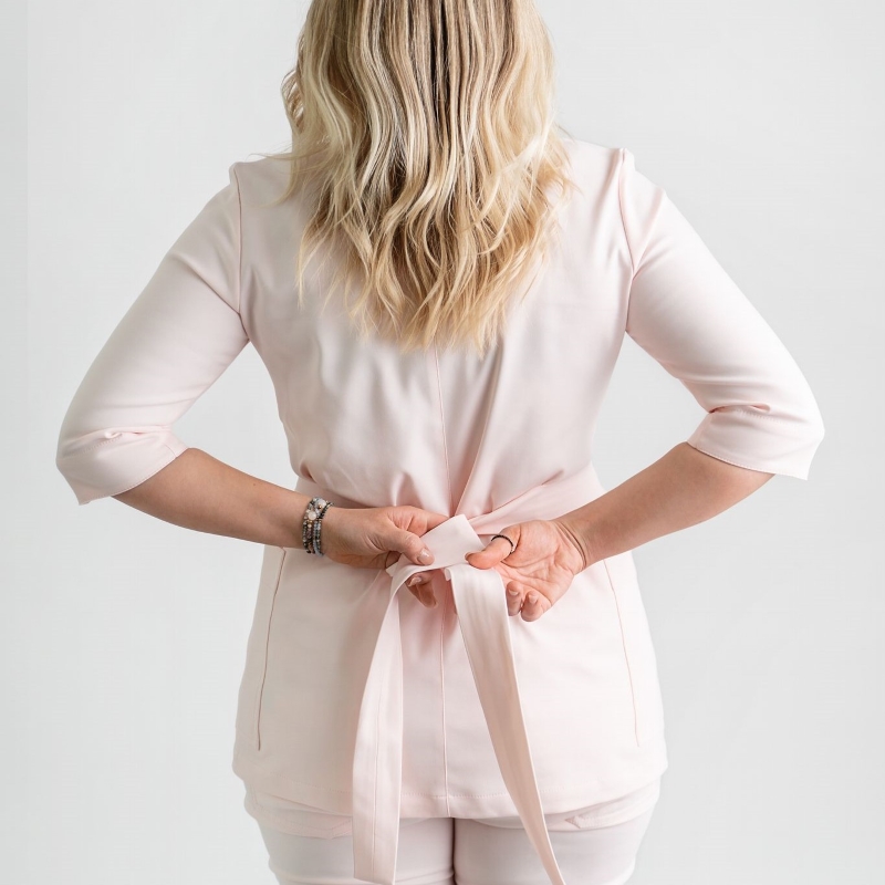 Komplety medyczne damskie – promocje i wyprzedaż. Jak mądrze kupować odzież premium?